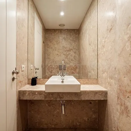 The Pearl Of Chiado Com Parking&lift&ac Appartamento
