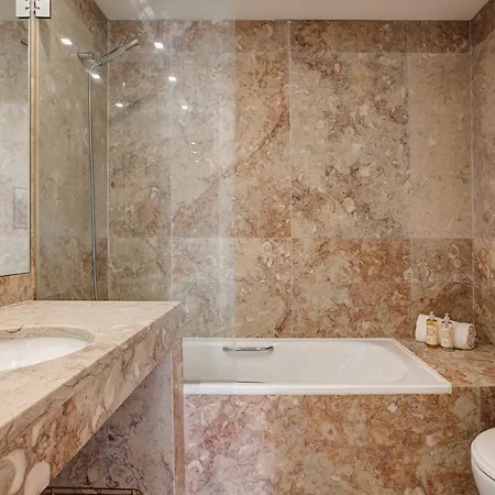 The Pearl Of Chiado Com Parking&lift&ac Lisbona